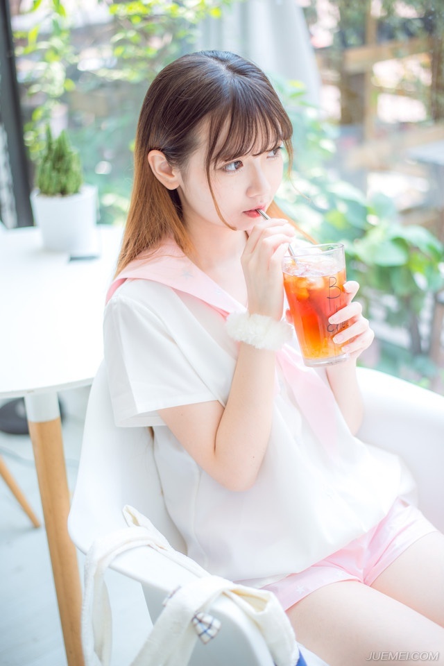 如果爱一个人，那么就会心甘情愿为他而改变。如果一个人在你面前我行素，置你不喜欢的行为而不顾，那么他就是不爱你。所以如果你不够关心他或是他不够关心你，那么你就不爱他或他不爱你。